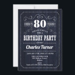 80th誕生日パーティー – ネイビーウッドパターン 招待状<br><div class="desc">第80回バースデーパーティーへの招待。成人誕生日の招男性へ待または女性。ネイビーウッドパターンとレトロタイポグラフィスクリプトフォントを備える。応援80年！エレガント招待状カードはマイルストーンの日スタイリッシュお祝いに最適。</div>
