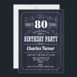 80th誕生日パーティー – ネイビーウッドパターン 招待状<br><div class="desc">第80回バースデーパーティーへの招待。成人誕生日の招男性へ待または女性。ネイビーウッドパターンとレトロタイポグラフィスクリプトフォントを備える。応援80年！エレガント招待状カードはマイルストーンの日スタイリッシュお祝いに最適。</div>
