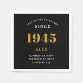 80th誕生日名1945ブラック金ゴールドシック スタンダードカクテルナプキン (正面)