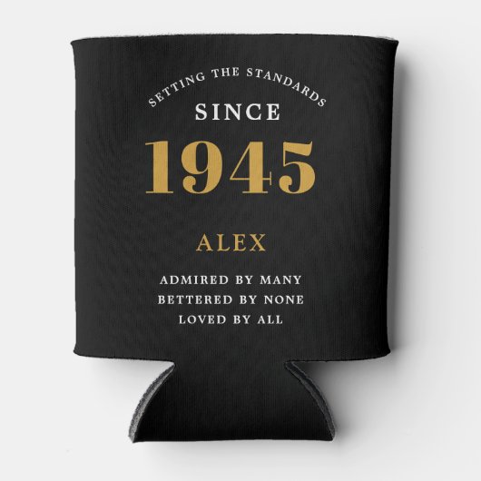 80th誕生日名1945ブラック金ゴールドシック 缶クーラー (正面)