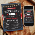 80th誕生日招待状 – バーベキューパーティー 招待状<br><div class="desc">バーベキュー魅力的誕生日招待状のご紹介！素朴な木材と黒板の要素で作られたこの招待は、開放的な空の下で完璧な居心地の祝良い田舎の雰囲気を醸し出す。赤、白、青のクラシックの組み合わせは、アメリカーナのtouchを追加しゃれているし、フェスティバル収集のステージを設定する。裏庭のバッシュでも居心地の良い料理でも、おいしい食べ物や笑い声、懐かしい思い出が詰まった忘れられない誕生祝いの雰囲気を味わえる。この特別な日を祝うために、グリルを火に入れて私たちに参加する準備をする</div>