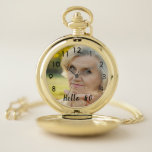 80th birthday hello 80女性の写真 ポケットウォッチ<br><div class="desc">テンプレートの写真。ブラック文字オーバーレイ： Hello 80.80歳素晴らしの誕生日の贈り物や記念の品。この文字は書、およびトレンディーの手モダン入力されたスタイルスクリプトを含む。黒いクロック顔番号8 ～ 4。</div>