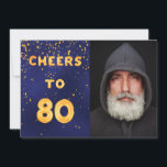 80th birthday Navy Blue金ゴールド応援写真 招待状<br><div class="desc">トレンディー80歳の誕生日パーティーの招待状。文字付き：金ゴールドバルーン文字書付き80の前にフェイク応援。濃い青の背景、青の色は不均一である。金色の紙吹雪で。写真のテンプレート。背面にイベント詳細を追加。白い文字、青い背景</div>