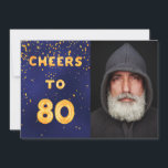 80th birthday Navy Blue金ゴールド応援写真 招待状<br><div class="desc">トレンディー80歳の誕生日パーティーの招待状。文字付き：金ゴールドバルーン文字書付き80の前にフェイク応援。濃い青の背景、青の色は不均一である。金色の紙吹雪で。写真のテンプレート。背面にイベント詳細を追加。白い文字、青い背景</div>