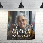 80th Birthday Partyフォトホワイトスクリプト応援 タペストリー<br><div class="desc">80歳カスタムの誕生日のタペストリーは、ホーの写真パーソナライズされた、名前、誕生日のゲストと白い書道の台本の中の「応援」の言葉をエレガント特徴とする。暗い画面が救済文字ポップ・アートのだ。80歳素晴らしにな祝る人に向かう道！</div>