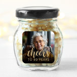 80th Birthday Partyフォト応援 スクエアシール<br><div class="desc">このカスタム80歳の誕生日シールには、金ゴールド色の書道の台本にパーソナライズされたある「応援」の言葉と共に、名誉の写真と誕生日のゲストがエレガント掲載されている。暗い画面が救済文字ポップ・アートのだ。80歳素晴らしにな祝る人に向かう道！</div>