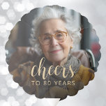80th Birthday Partyフォト応援 バルーン<br><div class="desc">本カスタム80周年の風船には、金ゴールド色の書道の台本に「応援」という言葉と共に、名誉の写真と誕生日のゲストがエレガント登場する。暗い画面が救済文字ポップ・アートのだ。80歳素晴らしにな祝る人に向かう道！</div>