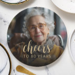 80th Birthday Partyフォト応援 ペーパープレート<br><div class="desc">このカスタム80歳の誕生日紙プレートは、金ゴールド色の書道の台本に「応援」という言葉と共に、名誉の写真と誕生日のゲストをエレガント特集している。暗い画面が救済文字ポップ・アートのだ。80歳素晴らしにな祝る人に向かう道！</div>