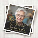 80th Birthday Partyフォト金ゴールドスクリプト応援 スタンダードカクテルナプキン<br><div class="desc">80歳祝の誕生日パーティフォト金ゴールドスクリプト応援Napkinsとマイルストーン。写真とエレガント金ゴールドスクリプトのデザインを備えパーソナライズされた、これらのナプキンは洗練されたフェスティバルtouchを任意の誕生祝いに追加する。80歳の誕生日パーティーに最適で、あなたのテーブスタイリッシュルデコに思い出に残るアクセントを持ってくる。</div>