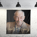 80th Birthday Partyフォト金ゴールドスクリプト応援 タペストリー<br><div class="desc">このカスタム80歳の誕生日のタペストリーは、金ゴールド手書きスクリプトの中にパーソナライズされたは「80年に応援」という言葉と共に、名誉の写真、名前、誕生日のゲストを特集モダンしている。暗い画面が救済文字ポップ・アートのだ。80歳素晴らしにな祝る人に向かう道！</div>
