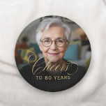 80th Birthday Partyフォト金ゴールドスクリプト応援 ペーパープレート<br><div class="desc">こ祝の写真金ゴールドスクリプト「応援」の紙プレートとスタイルしエレガントて80歳の誕生日。写真とパーソナライズされた金ゴールドスクリプトデザインを搭載し、これらのプレートはあなたのお祝いに洗練されたtouchを追加する。忘れられないマイルストーンのイベントで前菜やデザートを提供するのに最適。</div>