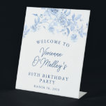 80th Birthday Partyブルーバラフローラへようこそ 台座サイン<br><div class="desc">この青いフローラウェルカムサインとスタイルでゲストを歓迎。すべての文字は編集可能。</div>