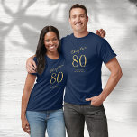 80th Birthday Party金ゴールドスクリプトブルー Tシャツ<br><div class="desc">祝Tシャツとスタイルで80歳の誕生日を愛しユニークてパーソナライズされた!私たちの誕生日Tシャツは、青い背景に金ゴールドスクリプトデザインを備え、あなたの家族や友人に最適な特別なお祝いへの衣服。群衆の外に立ち、この特別なTシャツであなたの感謝と愛を示しなさい。</div>