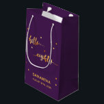 80th birthday purple金ゴールドhello 80 name script スモールペーパーバッグ<br><div class="desc">80エレガント歳のモダン誕生日パーティー。紫色の背景とフェイク金ゴールドの文字書とトレンディーの手で書かれたスタイルのスクリプト：こんにちは80。黄金の点を装飾として。名前と日付のテンプレート、ゴールデンレター。</div>