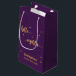 80th birthday purple金ゴールドhello 80 name script スモールペーパーバッグ<br><div class="desc">80エレガント歳のモダン誕生日パーティー。紫色の背景とフェイク金ゴールドの文字書とトレンディーの手で書かれたスタイルのスクリプト：こんにちは80。黄金の点を装飾として。名前と日付のテンプレート、ゴールデンレター。</div>