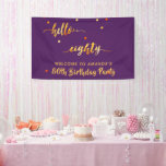 80th birthday purple金ゴールドhello 80 name script 横断幕<br><div class="desc">80エレガント歳のモダン誕生日パーティーのバナー。紫のバックガーリードとフェイク金ゴールドの文字とトレンディーの手で文字を付けたスタイルスクリプト：こんにちは80人。黄金の点を装飾として。名前と文字のテンプレート：ようこそ... .金の文字へ。背景色を変更してテーマに合わせる。クリックカスタマイズ後、右側の「背景色を選択」</div>