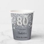 80th birthday silverグリッターモノグラム名 紙コップ<br><div class="desc">華やかで80歳ガーリーの誕生日パーティー。銀の金フェイク属のような背景。前面と背面：名前と日付をカスタマイズして追加。飾フェイクグリッターの塵で</div>