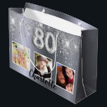 80th birthday silverグリッター写真 ラージペーパーバッグ<br><div class="desc">80歳ガーリーの抱き枕。銀色の背景にグリッター。3枚の写真と名前をパーソナライズして追加。80番はバ書ロンスタイルフォント。パーティーの好意バッグや抱き枕として完璧。</div>