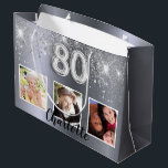 80th birthday silverグリッター写真 ラージペーパーバッグ<br><div class="desc">80歳ガーリーの抱き枕。銀色の背景にグリッター。3枚の写真と名前をパーソナライズして追加。80番はバ書ロンスタイルフォント。パーティーの好意バッグや抱き枕として完璧。</div>