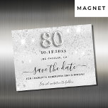 80th birthday silverグリッター日付磁石を保存<br><div class="desc">80歳エレガントの誕生日パーティーの日付マグネットを保存する。銀のモダン金属的な背景にフェイクは飾、グリッターの輝きフェイク。日付と名前/年齢をカスタマイズして追加する。文字：日付の保存は大きな書トレンディーの手入力スタイルスクリプトで行う。80番バルーン付きスタイルフォント。</div>