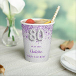 80th birthday silver purpleグリッター名 紙コップ<br><div class="desc">華やかで80歳フェミニンの誕生日パーティー。銀フェイク色の背景。前面と背面：名前と日付をカスタマイズして追加。紫飾のフェイクグリッターの塵と80番はバ書ロンスタイルフォント。</div>