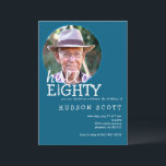 80th Mens Birthday Party写真Hello Yeighty Blue 招待状<br><div class="desc">こ祝この洗練された誕生日の招待とお洒落一緒に「80歳へこんにちは」。白いエレガント文字とキャンドル詳細を備えた青い背景が美しく魅力的コントラストし、洗練されたフェスティバルtouchをデザインに持ち込む。誘い出す言葉カジュアルは、エキサイティングなお祝いのトーンを設定する。さらに、カスタマイズ可能な写真テンプレートを使用して、個人touchを追加できる。このミニマモダンリストの招待は、重要なマイルストーンをマークするのに最適である。簡単のデジタルダウンロードとして利用でき、友達や家族とパーソナライズして共有する準備ができている。彼または彼女のために設計されたスタイリッシュこの招待であなたの80th忘れられない！</div>