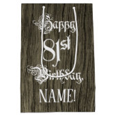 81番目の誕生日: ファンシー, フェイク Wood Look +名前をカスタムする ミディアムペーパーバッグ (裏面)