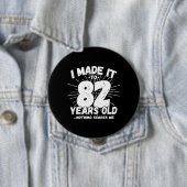 82おもしろい誕生日引用文皮肉82歳 缶バッジ (インサイチュ)
