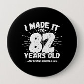 82おもしろい誕生日引用文皮肉82歳 缶バッジ (正面)