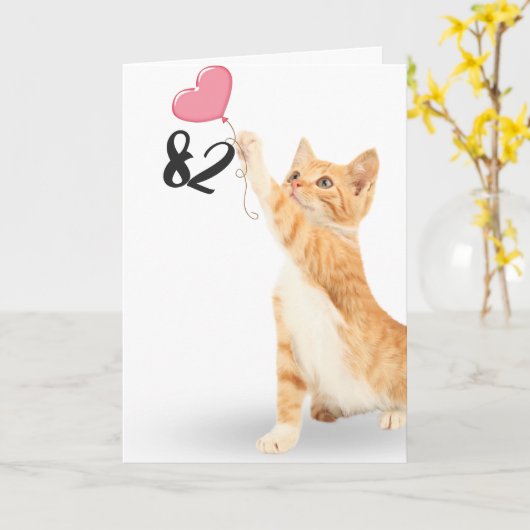 82歳の誕生日のタビー猫とハートバルーン カード (黄色い花)