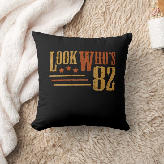 82歳の82歳の誕生日贈おもしろいり物を見る クッション (ブランケット)