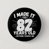 82歳皮肉ミームおもしろい82誕生日 缶バッジ (正面)