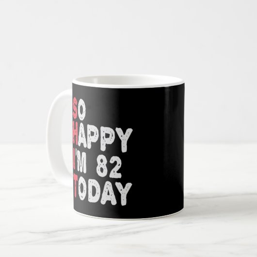 82番目の誕生日だから幸せ私は82今日のギフトおもしろい コーヒーマグカップ (正面左)