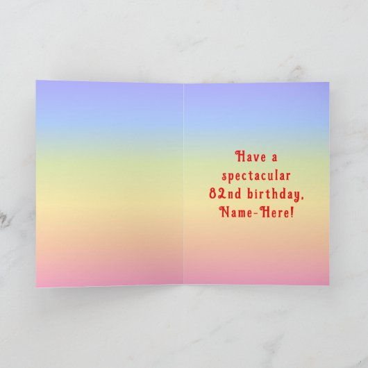 82番目の誕生日—おもしろいケーキとキャンドル、名前をカスタムする付き カード (内部)