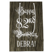82番目の誕生日: ファンシー, フェイク Wood Look +名前をカスタムする ミディアムペーパーバッグ (裏面)