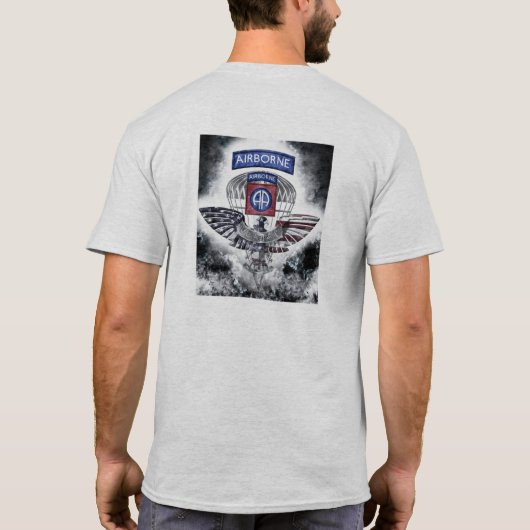 82空挺師団の爆発的なデザイン Tシャツ (裏面)