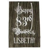 83番目の誕生日: ファンシー, フェイク Wood Look +名前をカスタムする ミディアムペーパーバッグ (裏面)