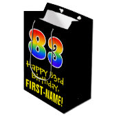 83誕生日:おもしろいはっきりした、カラフルレインボー「83」 ミディアムペーパーバッグ (正面アングル)