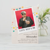 85おもしろい歳の誕生日招待状メンズおもしろい写真 招待状 (スタンド正面)