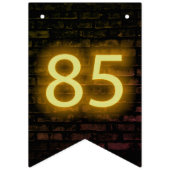 85誕生日のネオンサインオンブリック バンティングフラッグ (第1の旗)