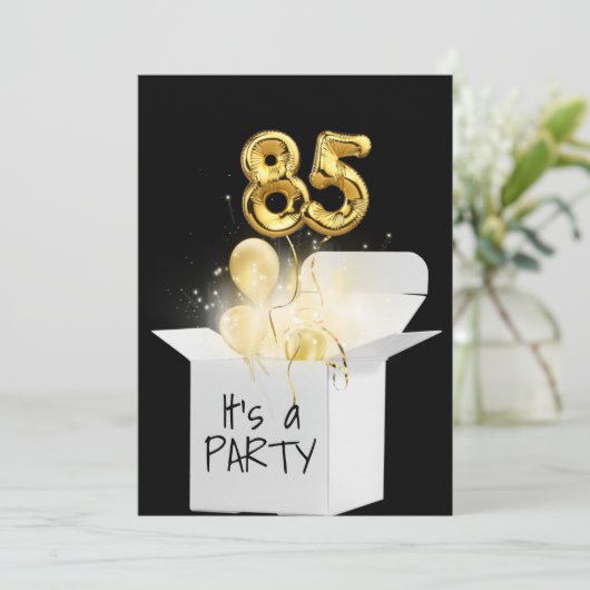 85誕生日の金ゴールドバルーンを白いボックスで表示 招待状 (スタンド正面)