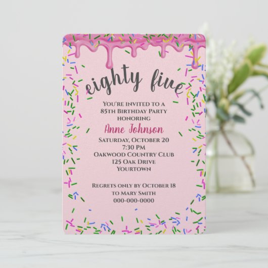 85誕生日ピンクアイシングと散水 招待状 (スタンド正面)