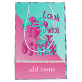 85% pipe%の85th誕生日はだれ-ピンクおよびターコイズであるか見て下さい ミディアムペーパーバッグ (正面)