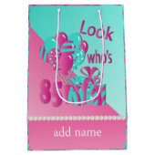 85% pipe%の85th誕生日はだれ-ピンクおよびターコイズであるか見て下さい ミディアムペーパーバッグ (裏面)