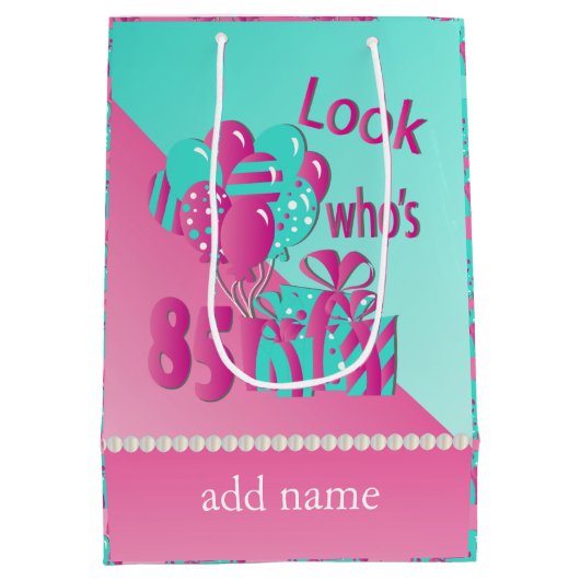 85% pipe%の85th誕生日はだれ-ピンクおよびターコイズであるか見て下さい ミディアムペーパーバッグ (裏面)