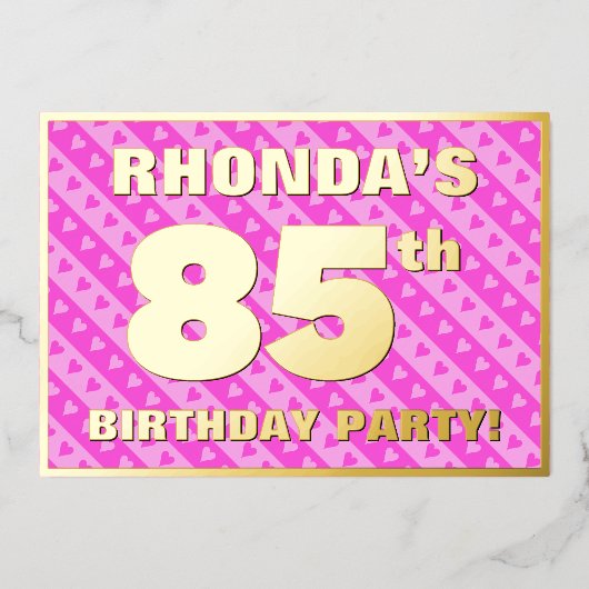 85th Birthday Party —おもしろいピンクのハートとストライプ 箔招待状 (正面)