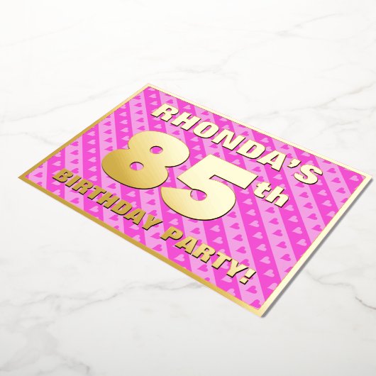 85th Birthday Party —おもしろいピンクのハートとストライプ 箔招待状 (回転した状態)
