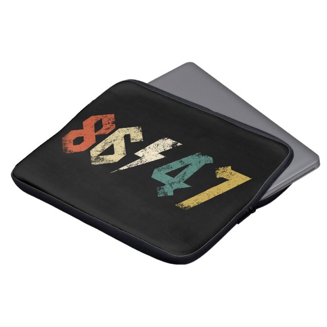 8647アンチトランプレトロヴィンテージ80sロックスタイル ラップトップスリーブ (正面上部)