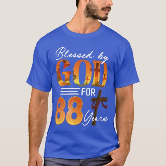 88歳の誕生日おめでとう 神の祝福を受けて88年の人生を歩む Tシャツ (正面)