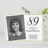 89歳の誕生日 カスタムフォト 白とゴールド 招待状 (スタンド正面)